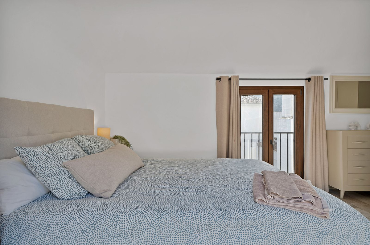 2 Bed Apartment for sale in Benahavís Costa Del Sol, Málaga, Spain