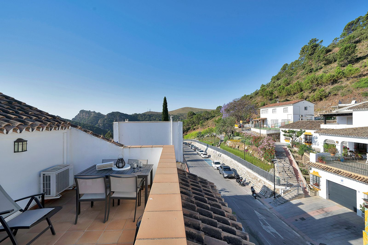 2 Bed Apartment for sale in Benahavís Costa Del Sol, Málaga, Spain