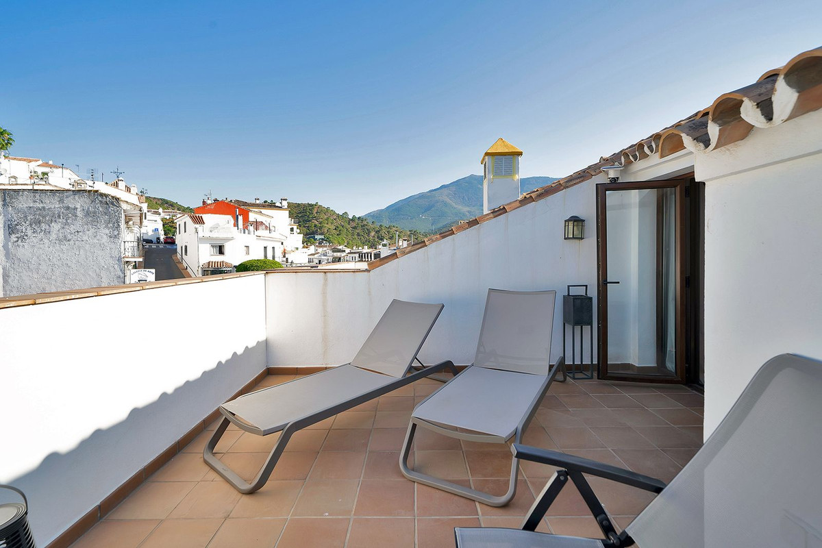 2 Bed Apartment for sale in Benahavís Costa Del Sol, Málaga, Spain