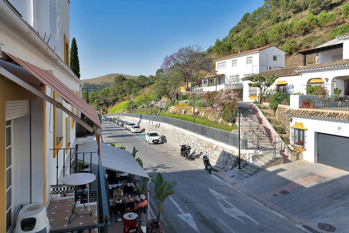 2 Bed Apartment for sale in Benahavís Costa Del Sol, Málaga, Spain