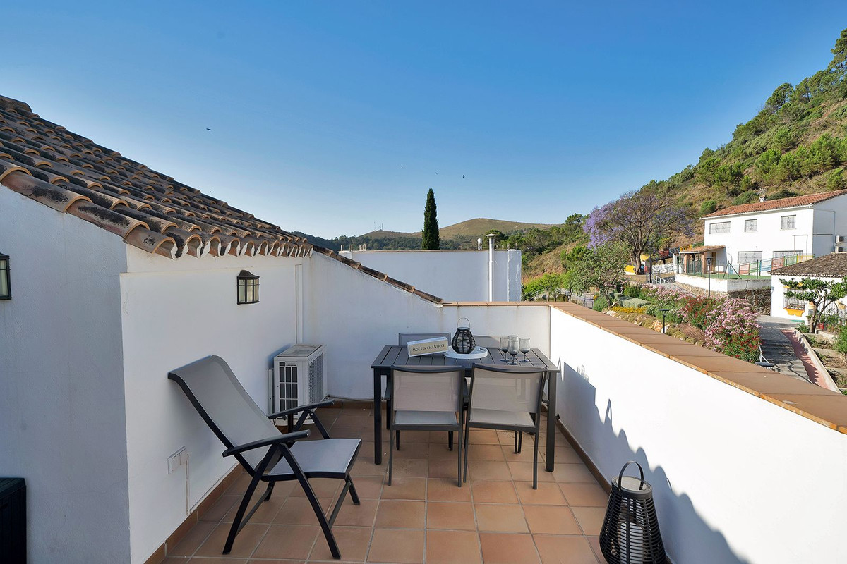 2 Bed Apartment for sale in Benahavís Costa Del Sol, Málaga, Spain