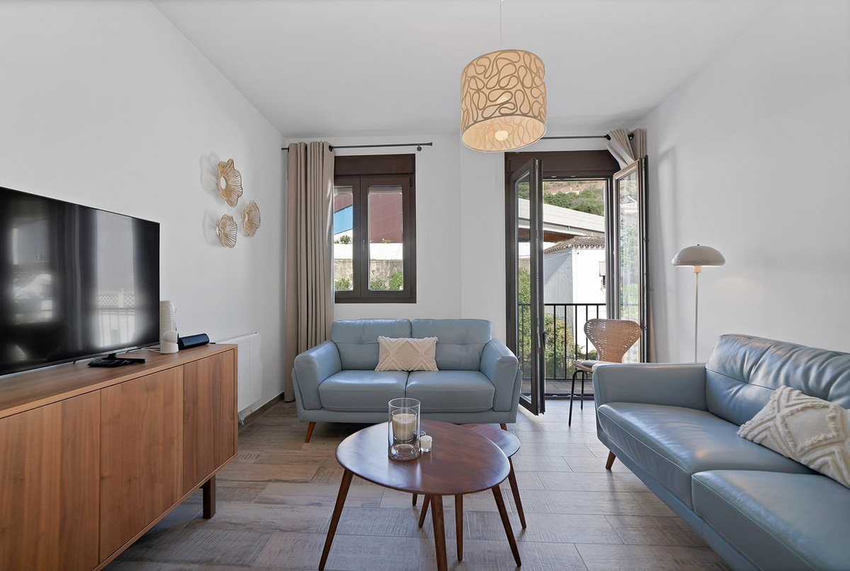 2 Bed Apartment for sale in Benahavís Costa Del Sol, Málaga, Spain