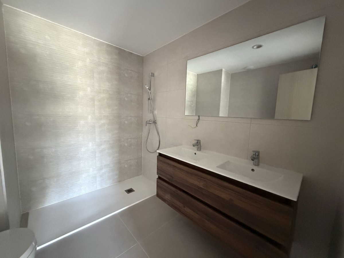 2 Bed Apartment for sale in La Duquesa Costa Del Sol, Málaga, Spain