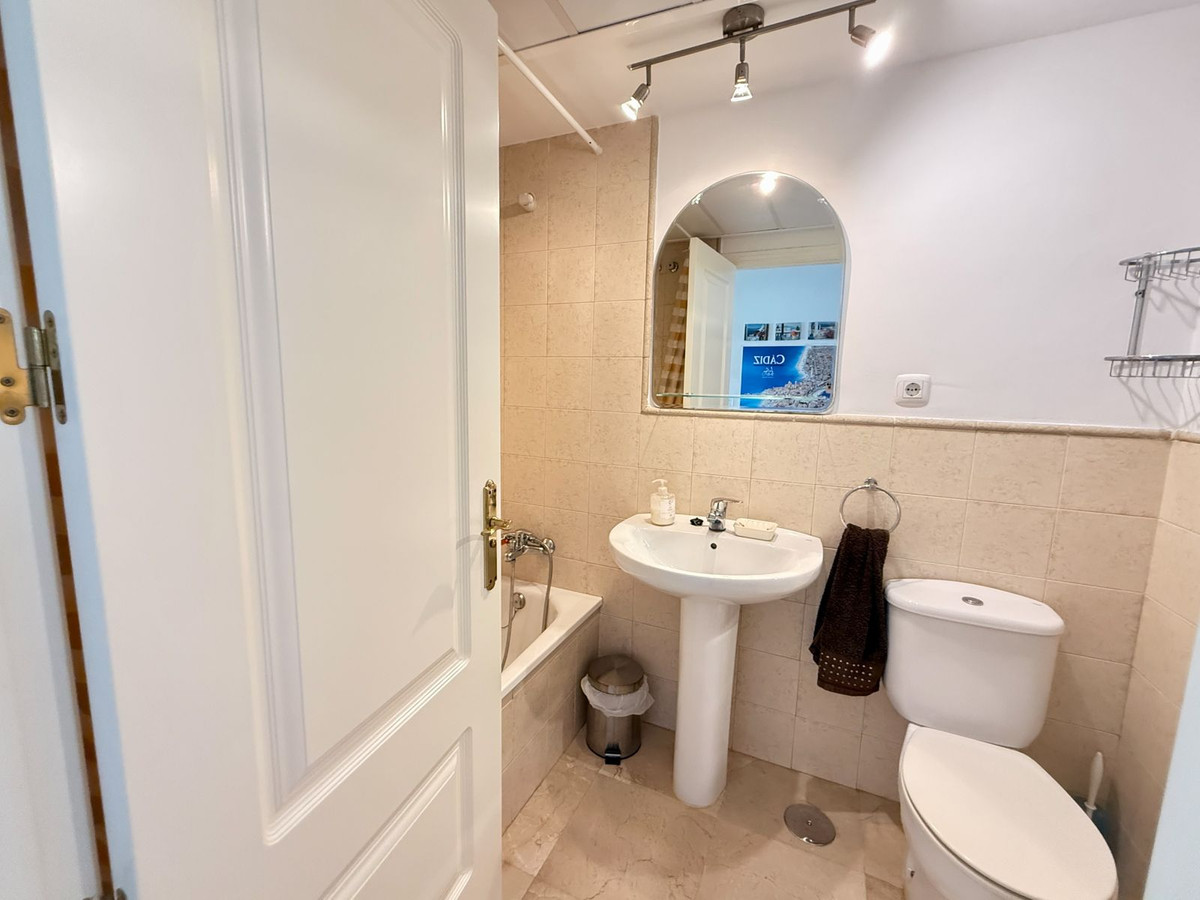 Se vende Apartamento Planta Media de 2 dormitorios en Costa Del Sol, Málaga, España