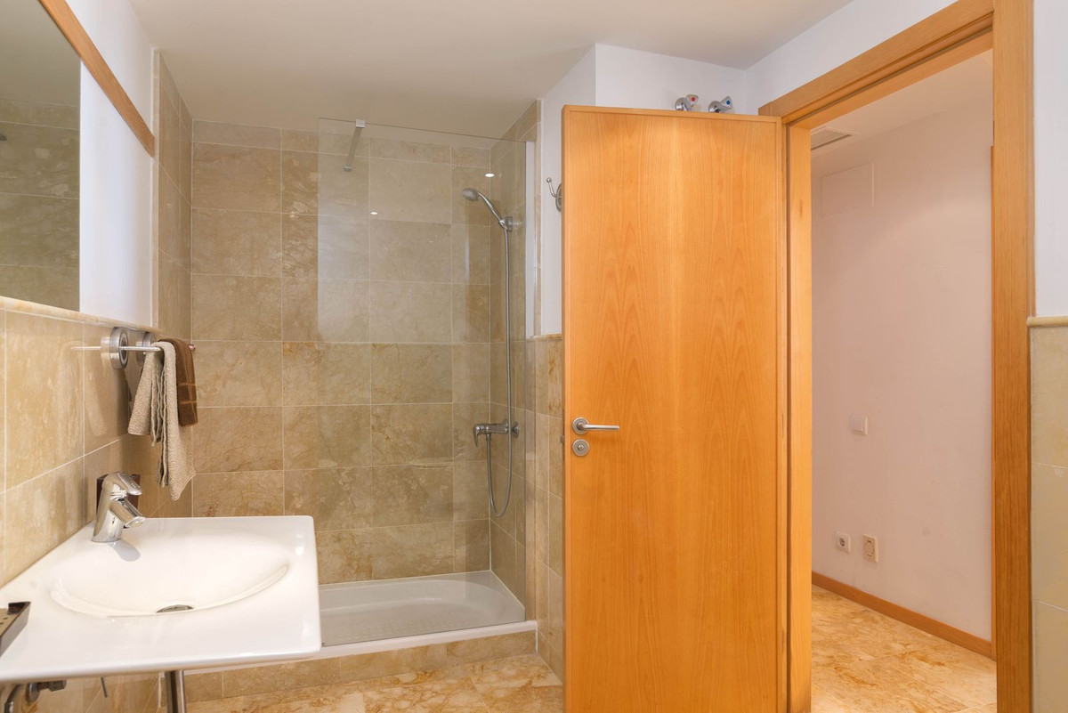 Se vende Apartamento Planta Media de 3 dormitorios en Costa Del Sol, Málaga, España