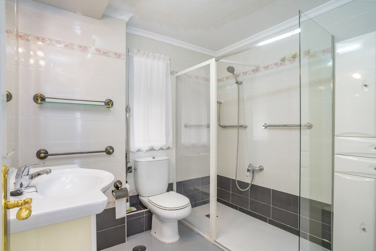 Se vende Apartamento Planta Media de 4 dormitorios en Costa Del Sol, Málaga, España