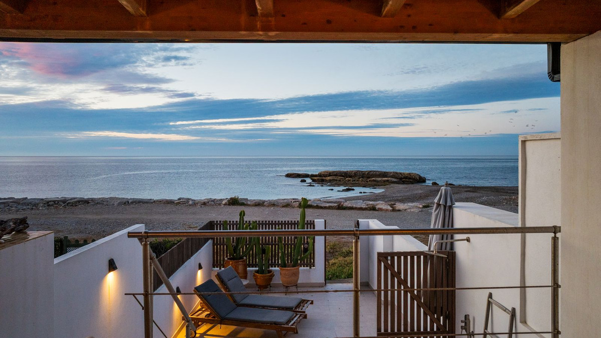 2 Bed Townhouse for sale in Estepona Costa Del Sol, Málaga, Spain