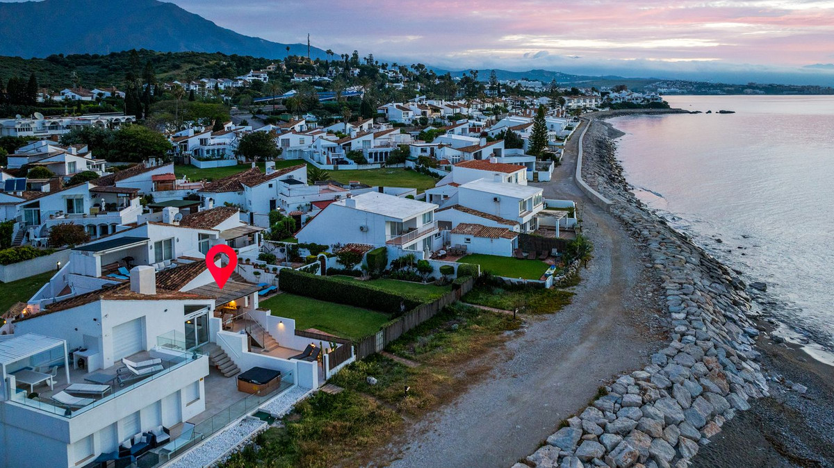2 Bed Townhouse for sale in Estepona Costa Del Sol, Málaga, Spain