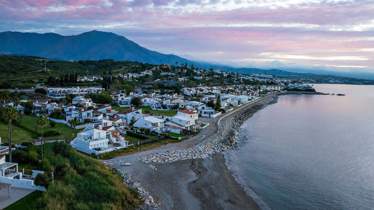 2 Bed Townhouse for sale in Estepona Costa Del Sol, Málaga, Spain