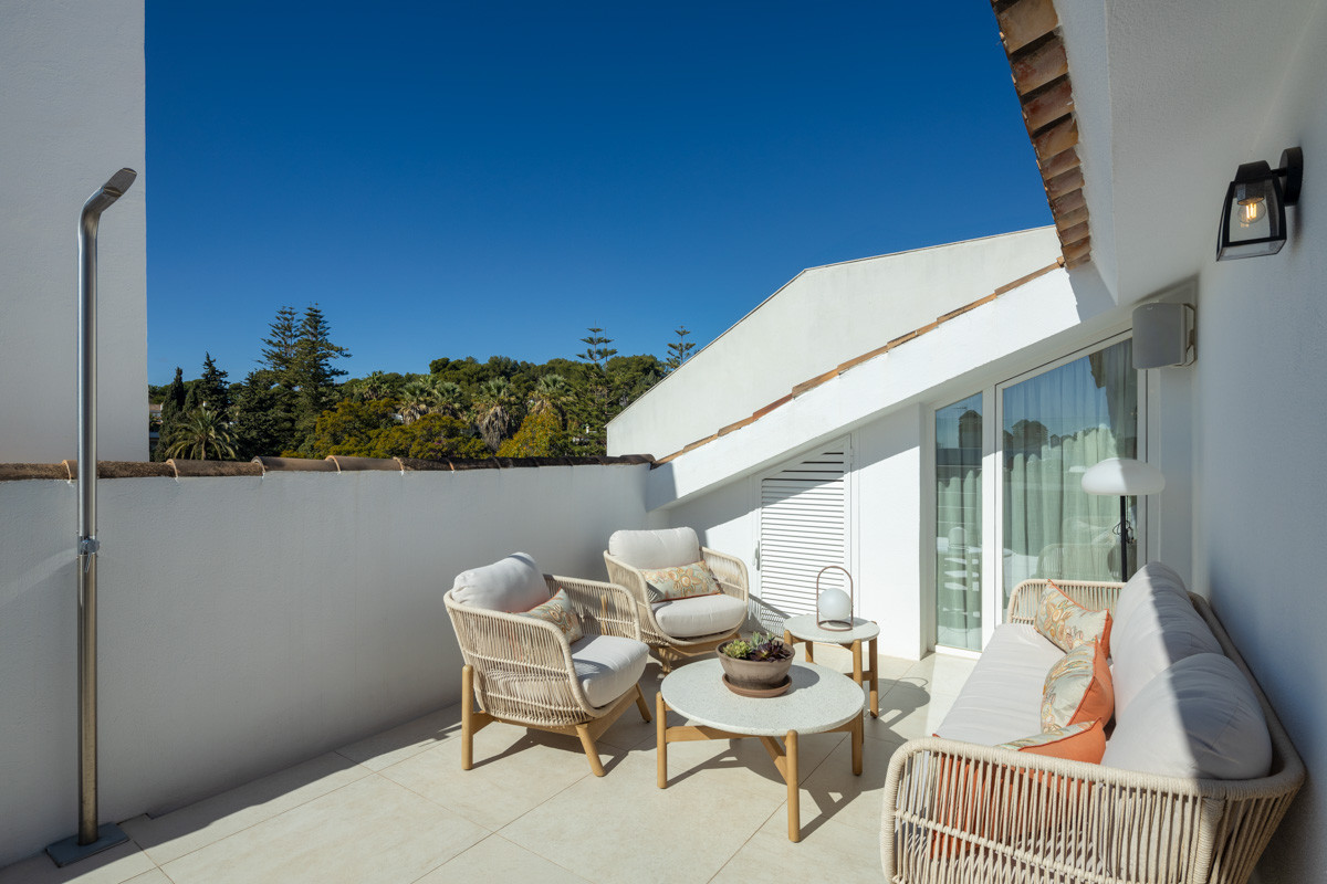 5 Bed Apartment for sale in The Golden Mile Costa Del Sol, Málaga, Spain