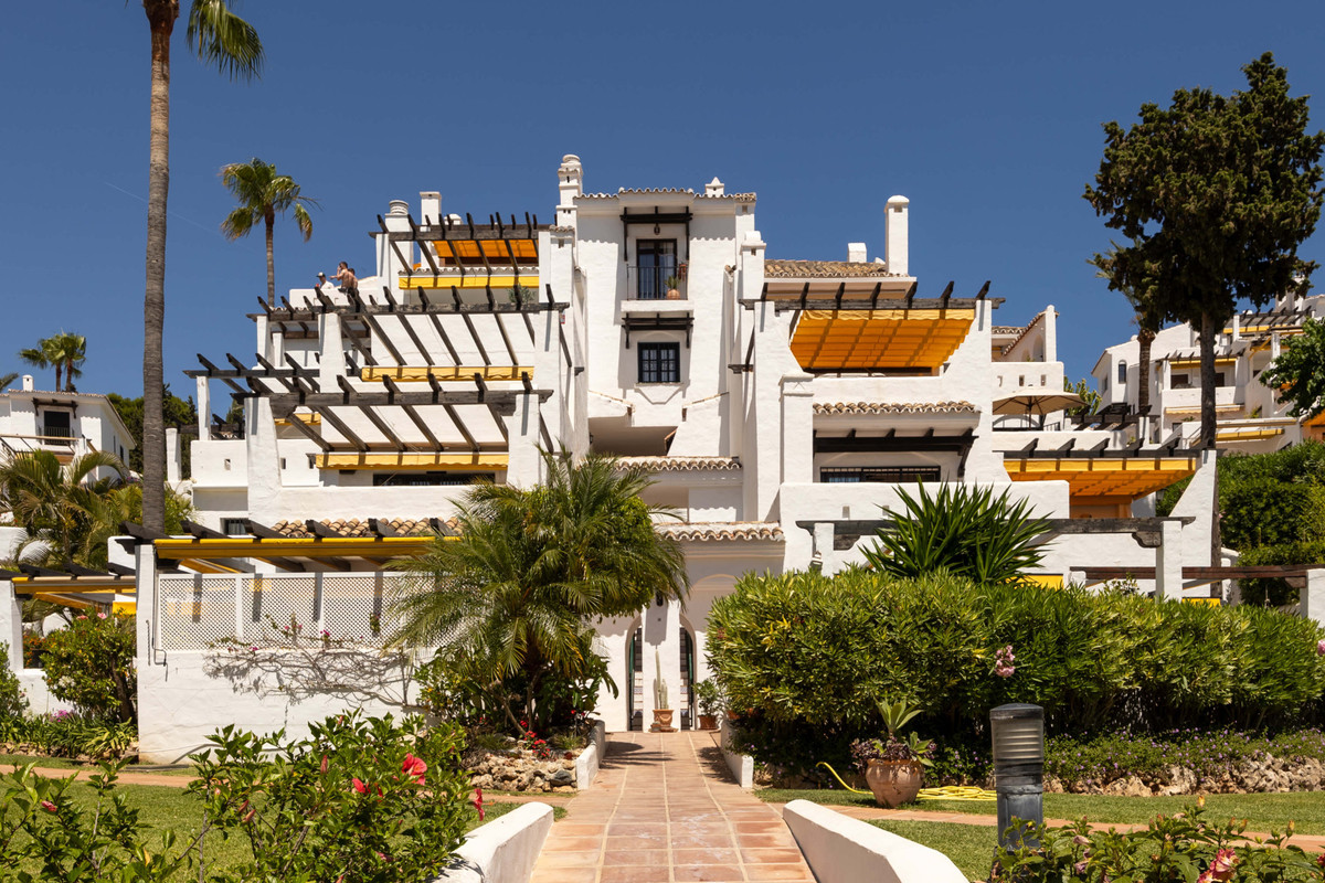 3 Bed Apartment for sale in Nueva Andalucía Costa Del Sol, Málaga, Spain