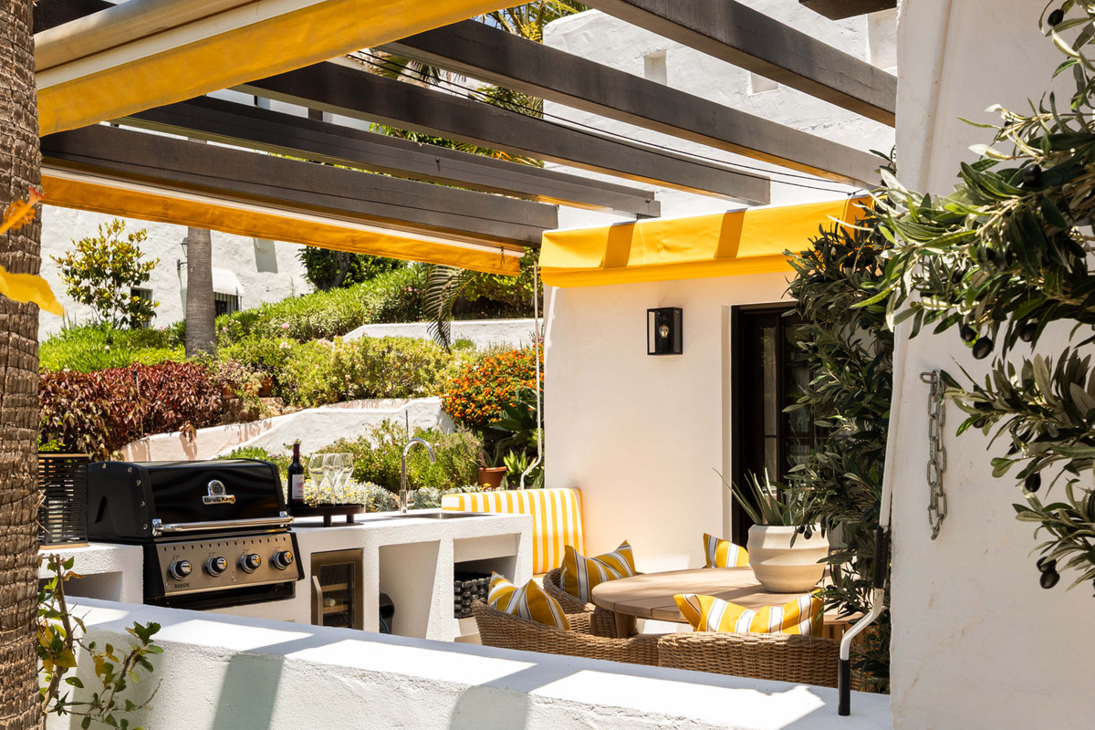 3 Bed Apartment for sale in Nueva Andalucía Costa Del Sol, Málaga, Spain