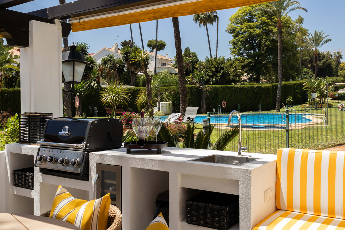 3 Bed Apartment for sale in Nueva Andalucía Costa Del Sol, Málaga, Spain
