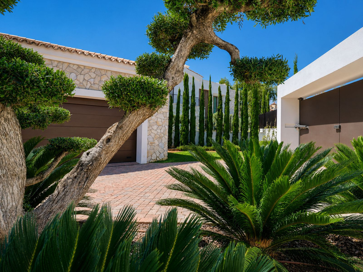 5 Bed Townhouse for sale in La Quinta Costa Del Sol, Málaga, Spain