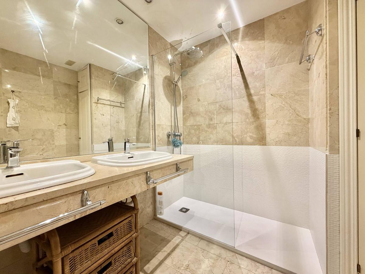 Se vende Apartamento Planta Baja de 4 dormitorios en Costa Del Sol, Málaga, España