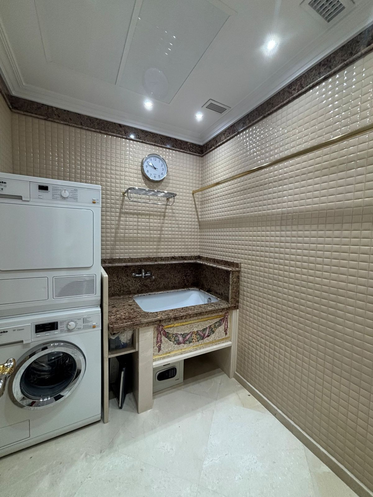 3 Bed Apartment for sale in Puerto Banús Costa Del Sol, Málaga, Spain
