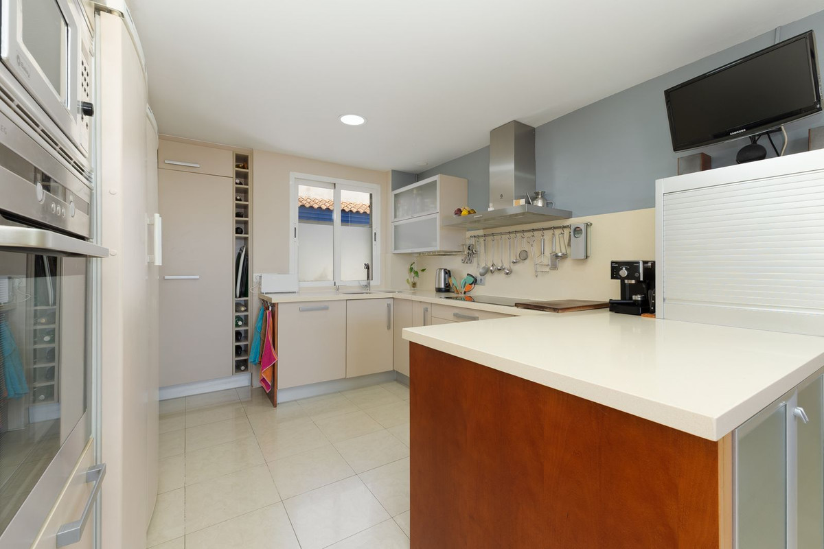 3 Bed Apartment for sale in Estepona Costa Del Sol, Málaga, Spain