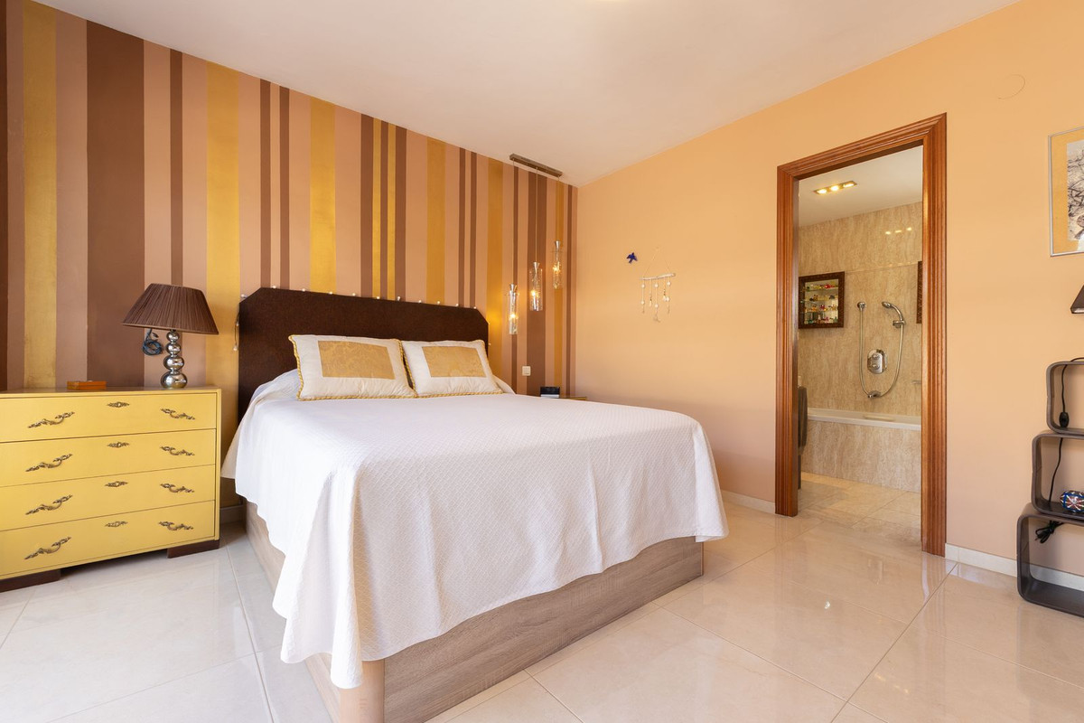 3 Bed Apartment for sale in Estepona Costa Del Sol, Málaga, Spain