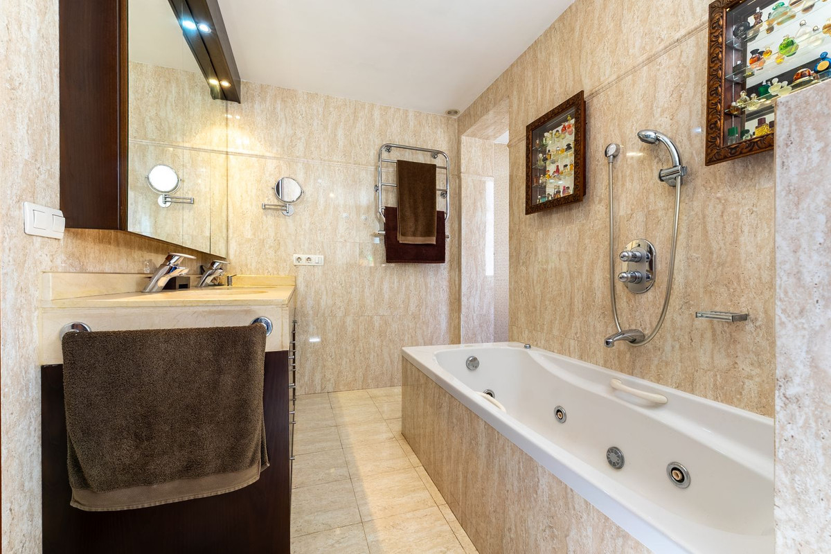 3 Bed Apartment for sale in Estepona Costa Del Sol, Málaga, Spain