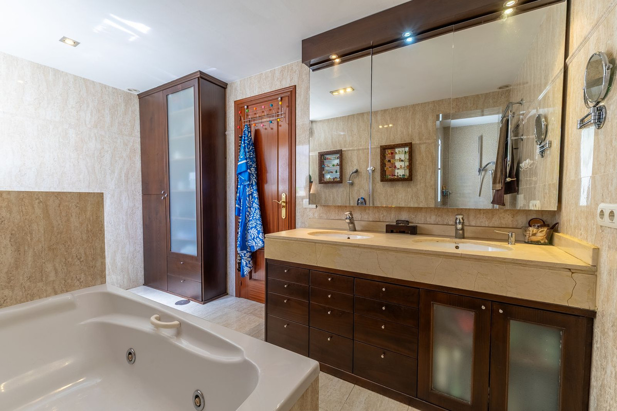 3 Bed Apartment for sale in Estepona Costa Del Sol, Málaga, Spain