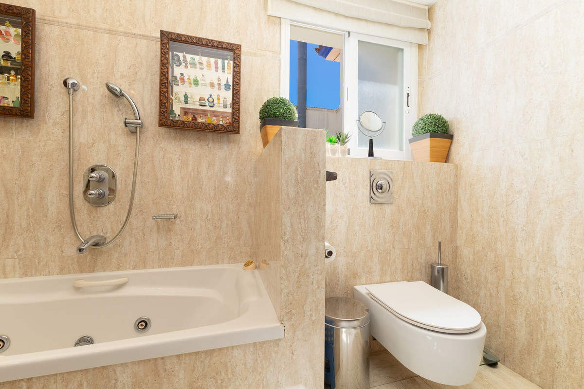 3 Bed Apartment for sale in Estepona Costa Del Sol, Málaga, Spain