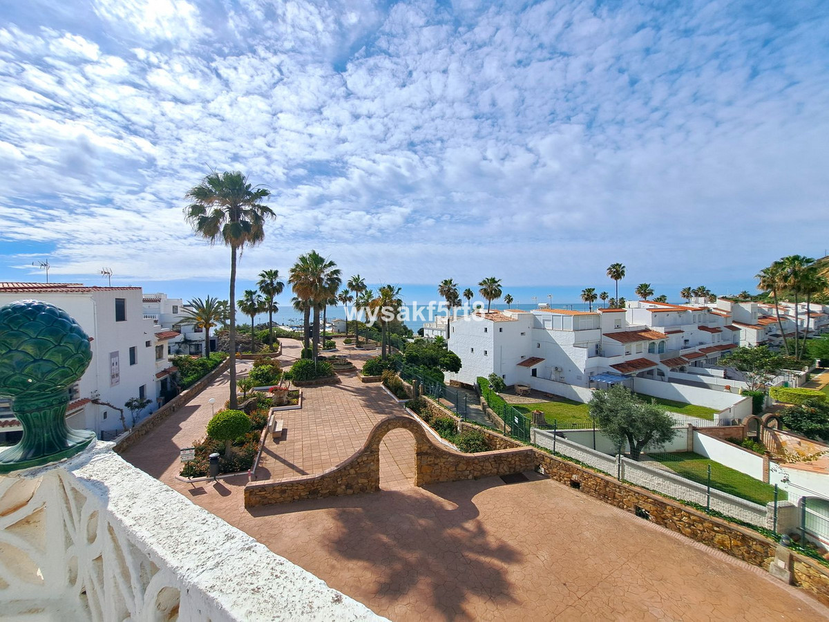 3 Bed Townhouse for sale in La Duquesa Costa Del Sol, Málaga, Spain