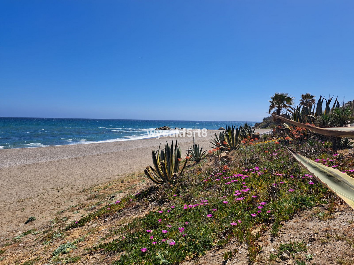 3 Bed Townhouse for sale in La Duquesa Costa Del Sol, Málaga, Spain