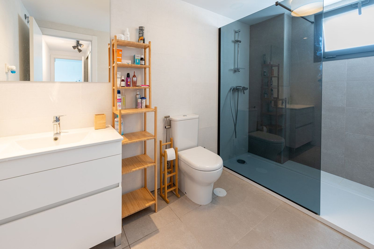 Se vende Apartamento Planta Media de 2 dormitorios en Costa Del Sol, Málaga, España