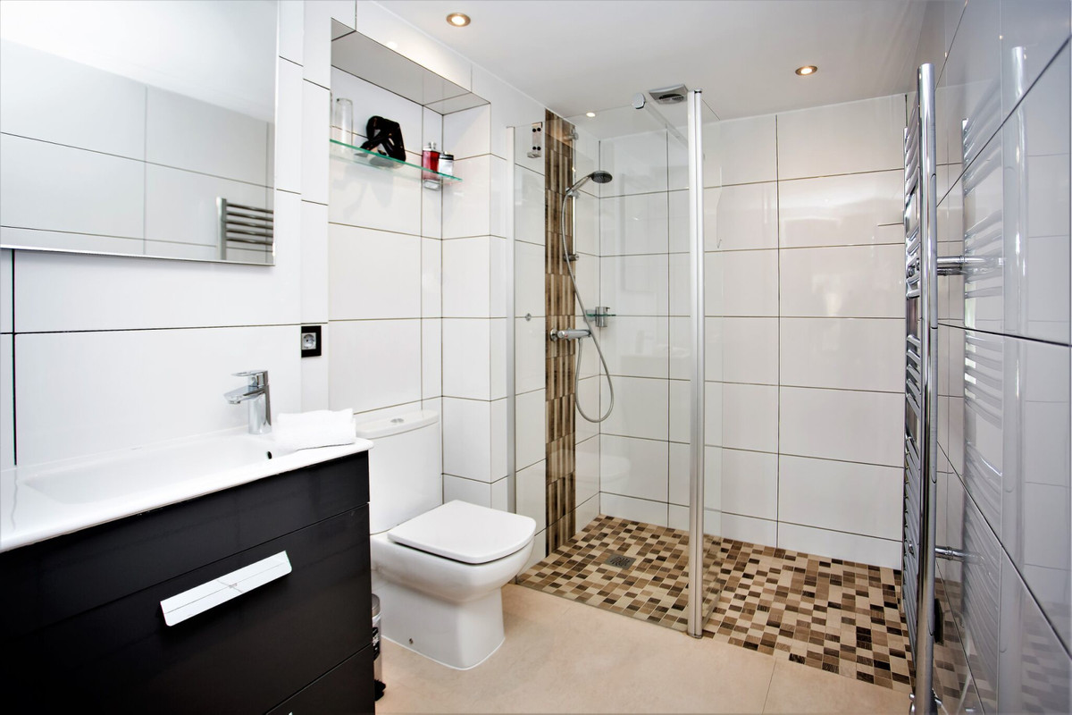 Se vende Villa - Chalet de 7 dormitorios en Costa Del Sol, Málaga, España