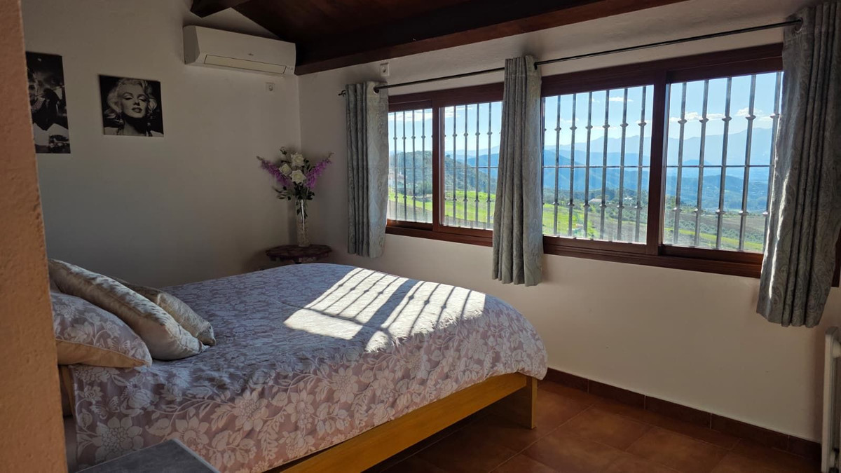 5 Bed Townhouse for sale in Pizarra Costa Del Sol, Málaga, Spain