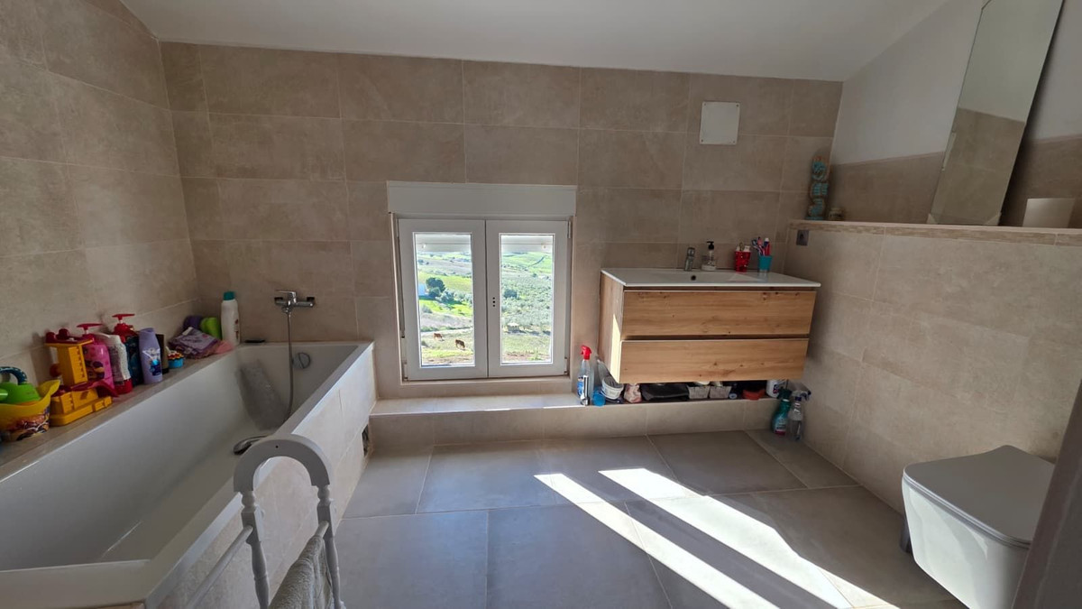 5 Bed Townhouse for sale in Pizarra Costa Del Sol, Málaga, Spain
