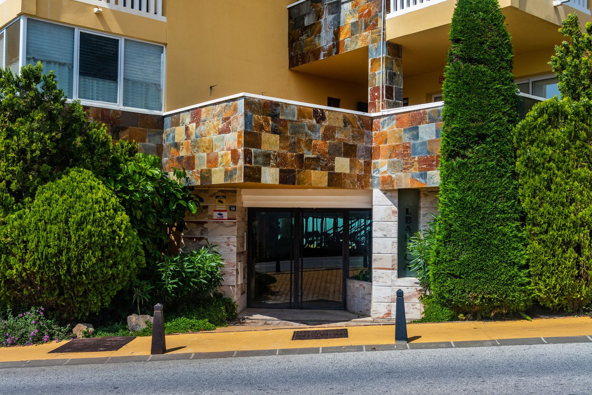 3 Bed Apartment for sale in Fuengirola Costa Del Sol, Málaga, Spain