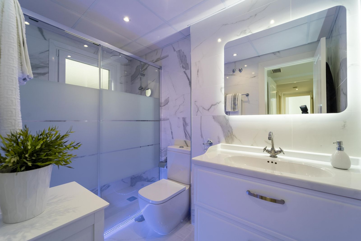 Se vende Apartamento Planta Media de 3 dormitorios en Costa Del Sol, Málaga, España