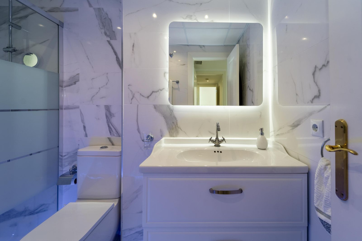 Se vende Apartamento Planta Media de 3 dormitorios en Costa Del Sol, Málaga, España