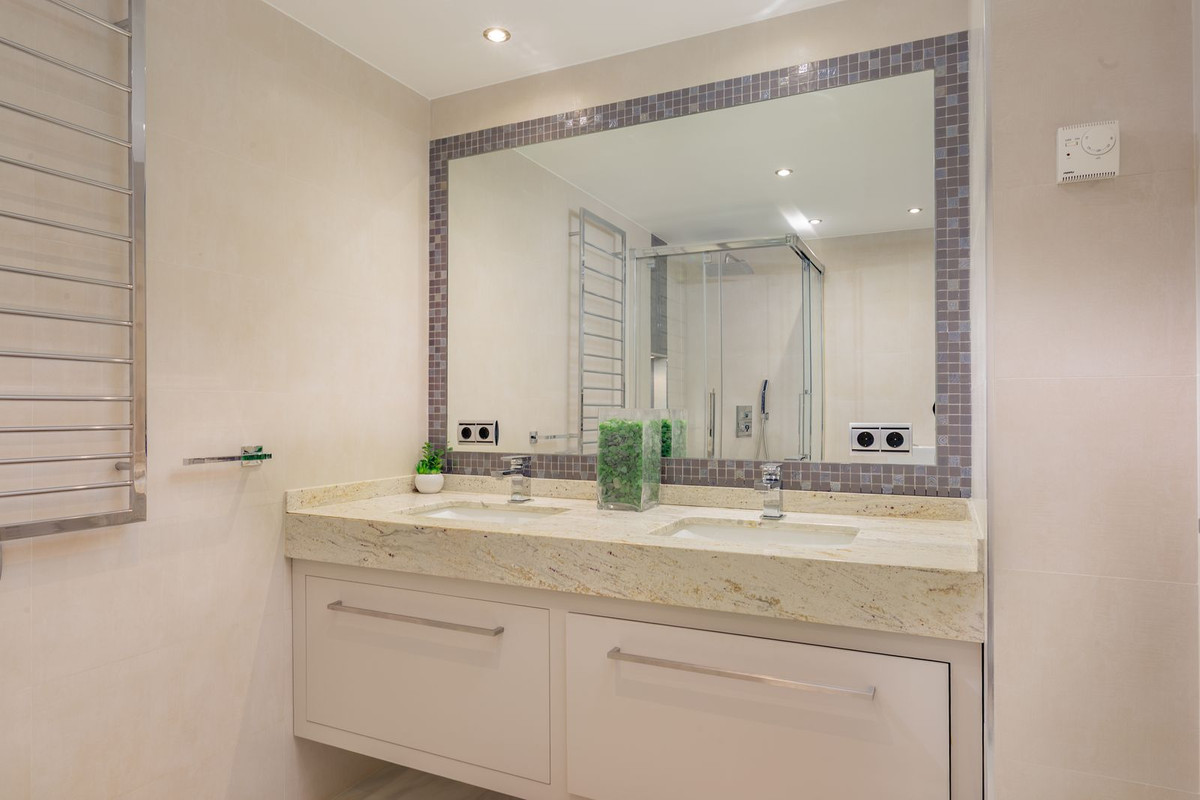 3 Bed Apartment for sale in Estepona Costa Del Sol, Málaga, Spain