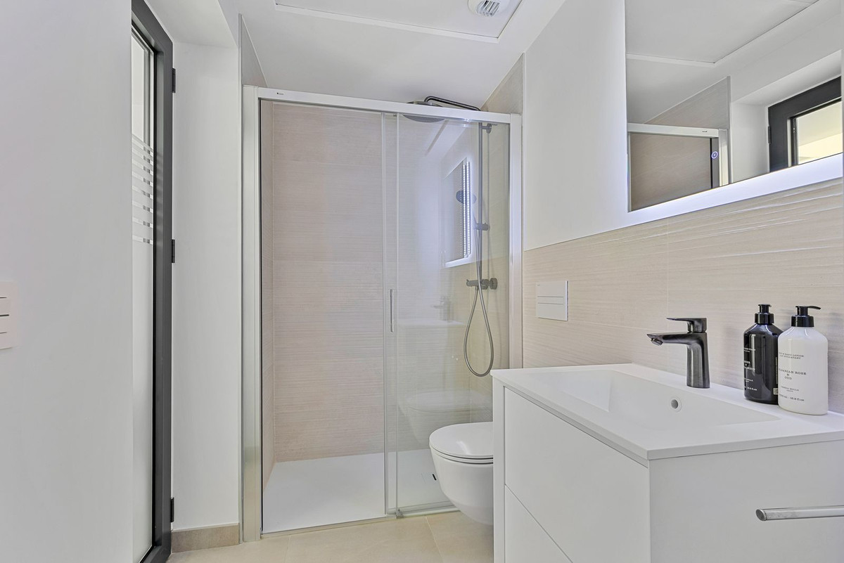 Se vende Apartamento Planta Media de 2 dormitorios en Costa Del Sol, Málaga, España