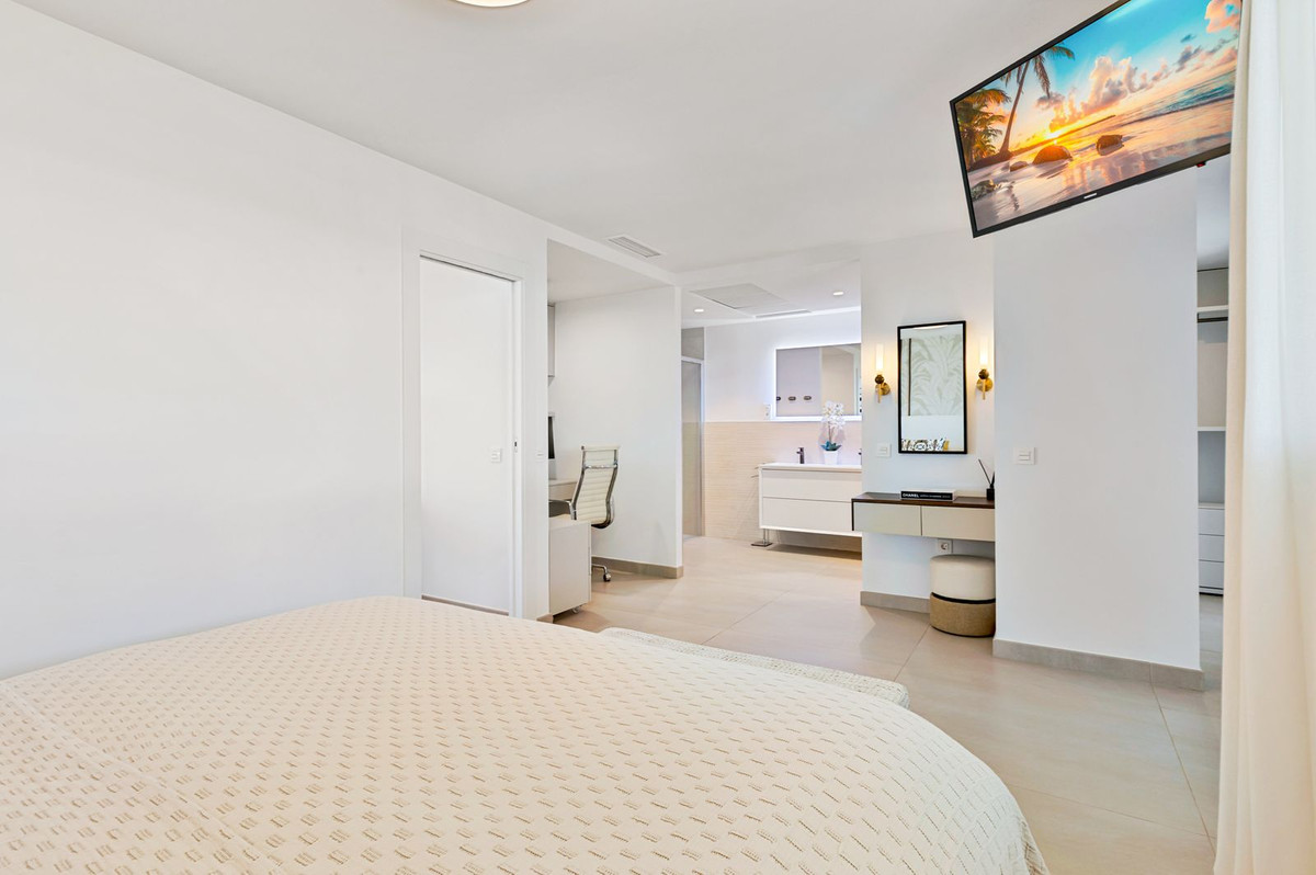 3 Bed Apartment for sale in Fuengirola Costa Del Sol, Málaga, Spain