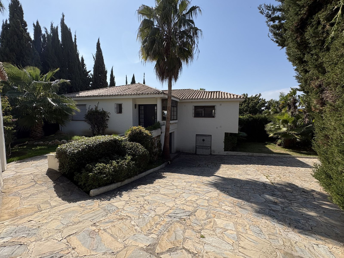 4 Bed Townhouse for sale in Nueva Andalucía Costa Del Sol, Málaga, Spain