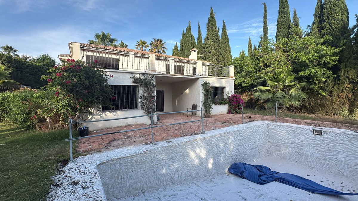 4 Bed Townhouse for sale in Nueva Andalucía Costa Del Sol, Málaga, Spain