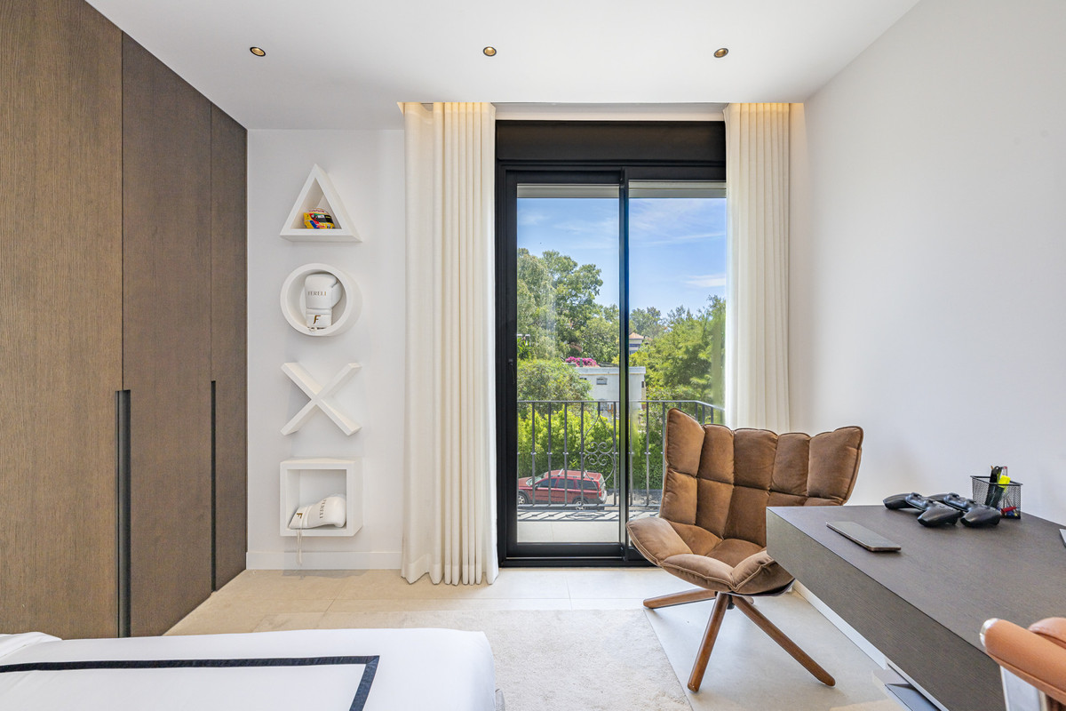 3 Bed Apartment for sale in Puerto Banús Costa Del Sol, Málaga, Spain