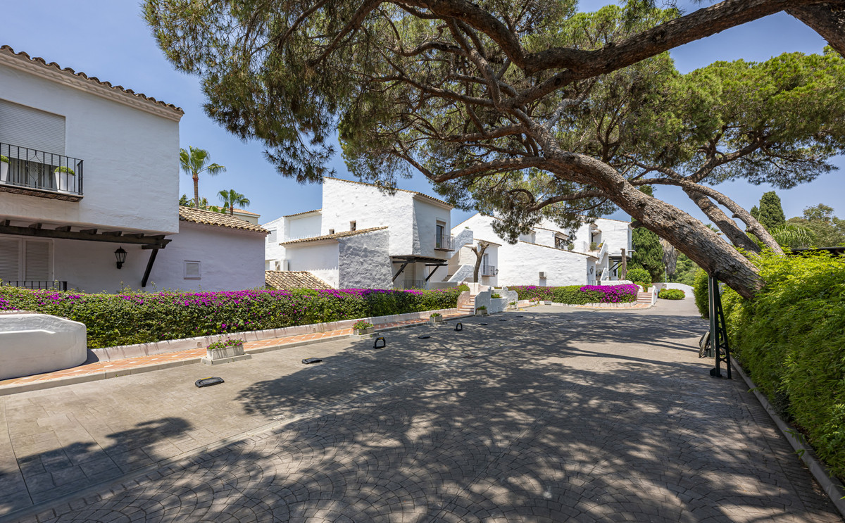 3 Bed Apartment for sale in Puerto Banús Costa Del Sol, Málaga, Spain