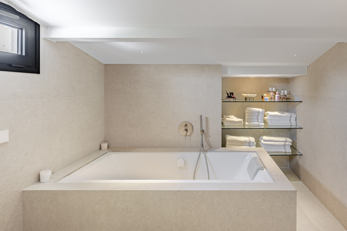 3 Bed Apartment for sale in Puerto Banús Costa Del Sol, Málaga, Spain