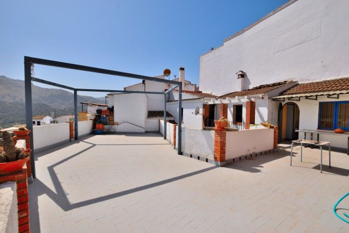 5 Bed Townhouse for sale in Benaoján Costa Del Sol, Málaga, Spain