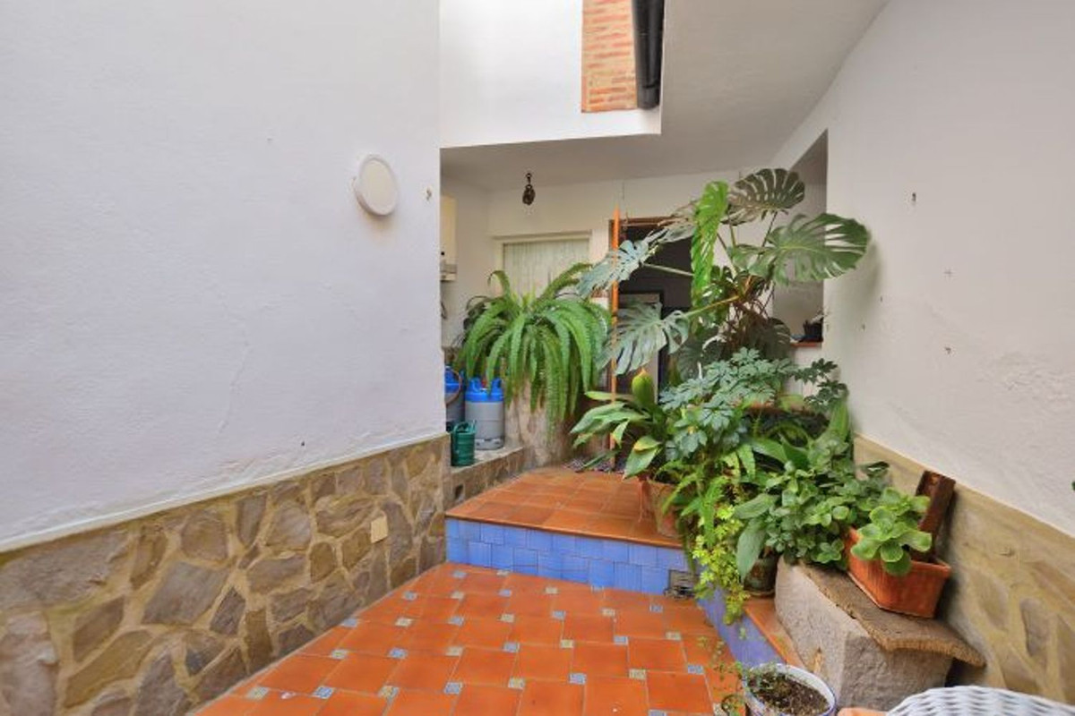 5 Bed Townhouse for sale in Benaoján Costa Del Sol, Málaga, Spain