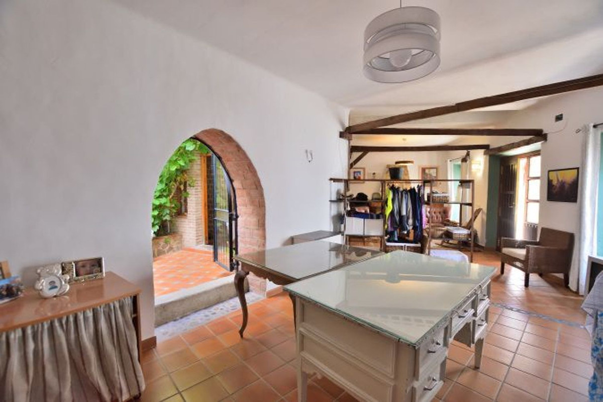 5 Bed Townhouse for sale in Benaoján Costa Del Sol, Málaga, Spain
