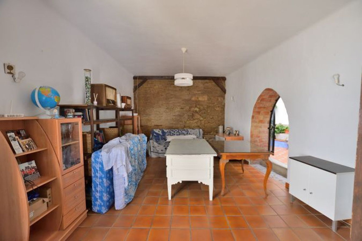 5 Bed Townhouse for sale in Benaoján Costa Del Sol, Málaga, Spain