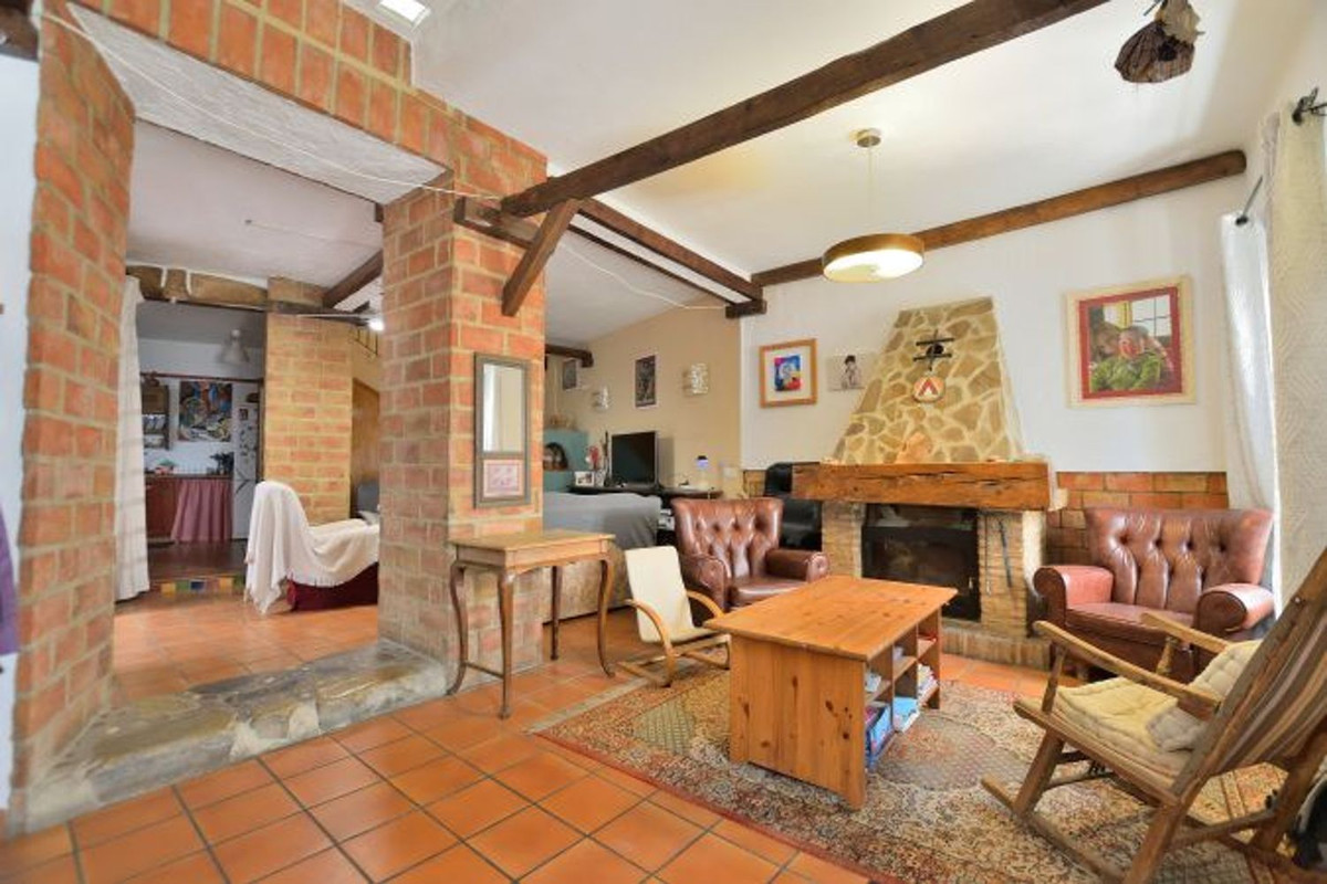 5 Bed Townhouse for sale in Benaoján Costa Del Sol, Málaga, Spain