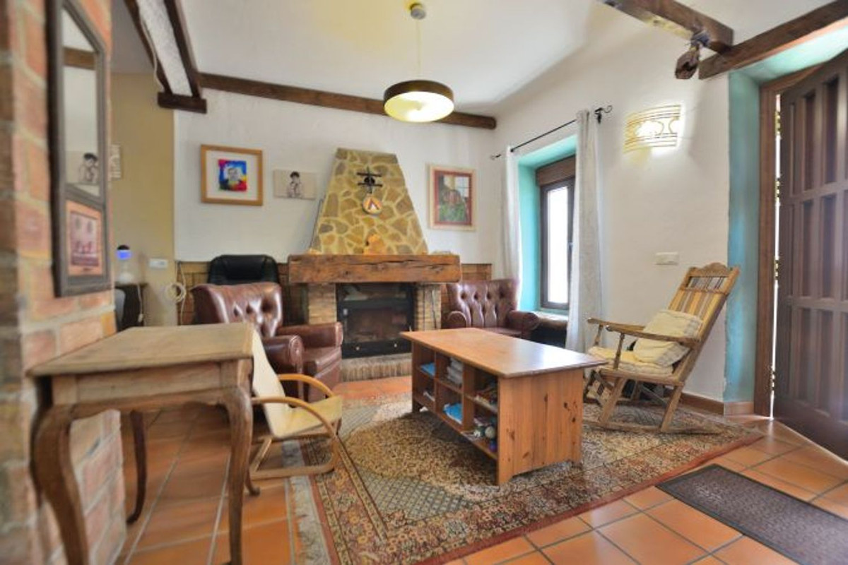 5 Bed Townhouse for sale in Benaoján Costa Del Sol, Málaga, Spain