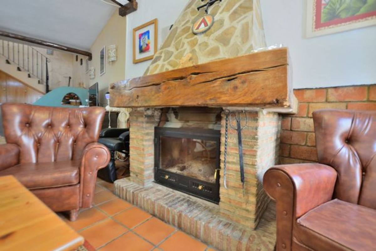 5 Bed Townhouse for sale in Benaoján Costa Del Sol, Málaga, Spain