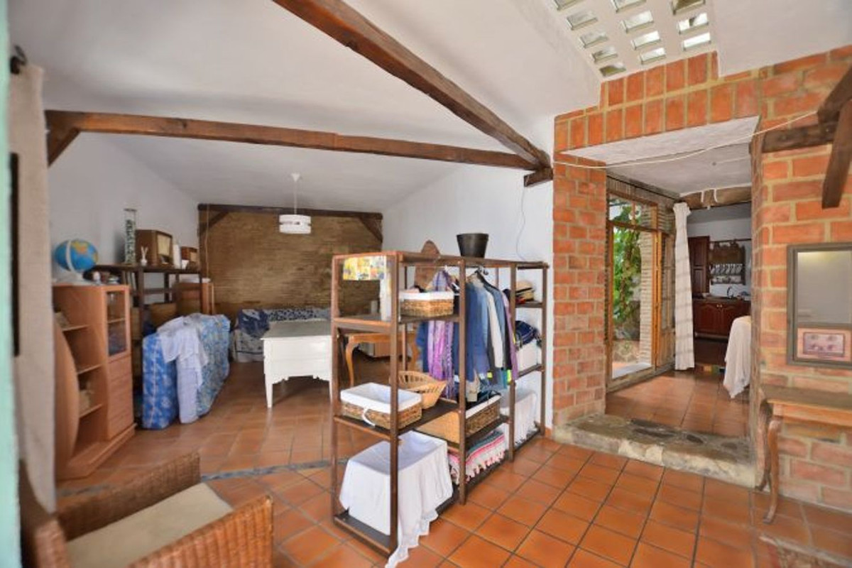 5 Bed Townhouse for sale in Benaoján Costa Del Sol, Málaga, Spain